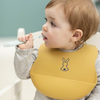 NATTOU Podbradník silikónový so zapínaním okrový bez BPA