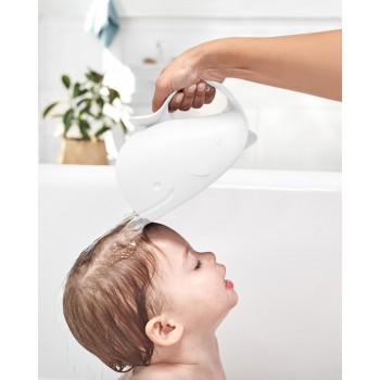 SKIP HOP Pohár na oplachovanie šampónu Moby biely
