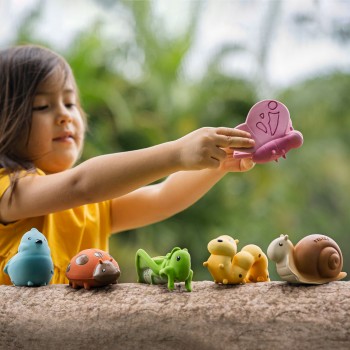 Tikiri Garden Friends - hrkálka a hryzátko z prírodnej gumy Motýľ