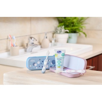 CHICCO Set zubná kefka a pasta v puzdre Always smiling - light blue, 6m+