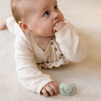 LOVI Cumlík silikónový dynamický BLOSSOM 18m+ 2 ks chlapec