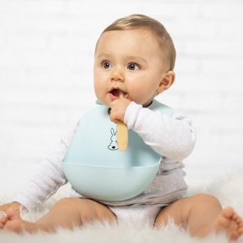 NATTOU Podbradník silikónový so zapínaním svetlomodrý bez BPA