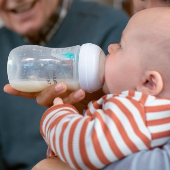 Philips AVENT Fľaša Natural Response s ventilom AirFree 260 ml, 1m+darček PETITE&MARS Miska 6m+