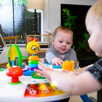BABY EINSTEIN Centrum aktívne 4v1 Around We Grow™ 6m+ do 11kg
