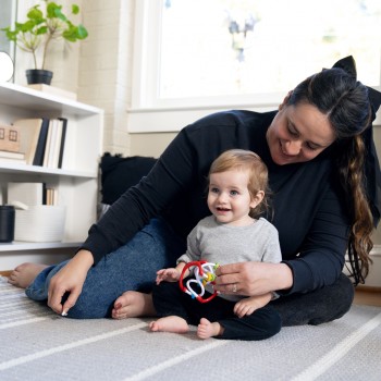 BABY EINSTEIN Hračka lopta senzorická Slide & Swirl™ 0m+