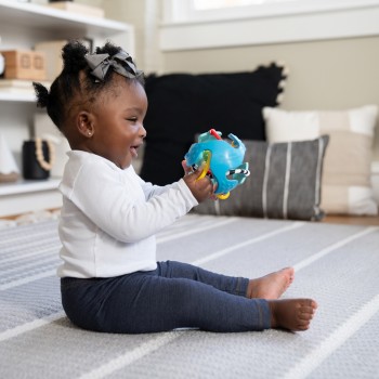 BABY EINSTEIN Hračka senzorická lopta s hryzačkou Rattle & Sense™ 3m+