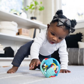 BABY EINSTEIN Hračka senzorická lopta s hryzačkou Rattle & Sense™ 3m+