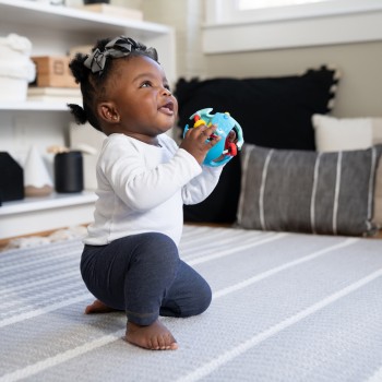 BABY EINSTEIN Hračka senzorická lopta s hryzačkou Rattle & Sense™ 3m+