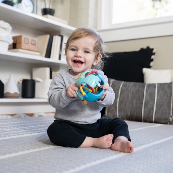 BABY EINSTEIN Hračka senzorická lopta s hryzačkou Rattle & Sense™ 3m+