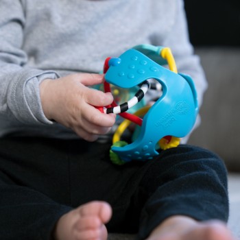BABY EINSTEIN Hračka senzorická lopta s hryzačkou Rattle & Sense™ 3m+