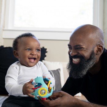 BABY EINSTEIN Hračka senzorická lopta s hryzačkou Rattle & Sense™ 3m+