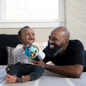 BABY EINSTEIN Hračka senzorická lopta s hryzačkou Rattle & Sense™ 3m+