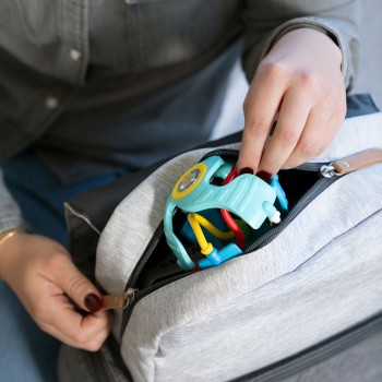 BABY EINSTEIN Hračka senzorická lopta s hryzačkou Rattle & Sense™ 3m+