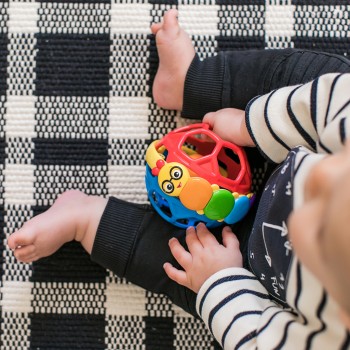 BABY EINSTEIN Hryzačka lopta Bendy Ball™ 3m+