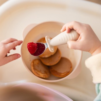 BABYONO Príbor detský so zábranou béžový 12m+