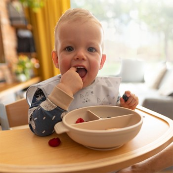 BABYONO Tanier silikónový s prísavkou a viečkom béžový 6m+