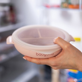 BABYONO Tanier silikónový s prísavkou a viečkom ružový 6m+