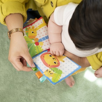 BRIGHT STARTS Knižka senzorická na C krúžku Safari Buddies™ 0m+
