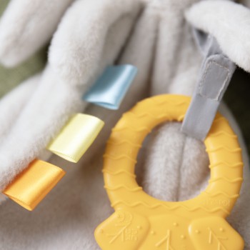 INGENUITY Hračka maznáčik s hryzačkou zajačik Cozy Sylvi™ 0m+