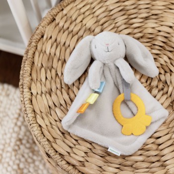 INGENUITY Hračka maznáčik s hryzačkou zajačik Cozy Sylvi™ 0m+