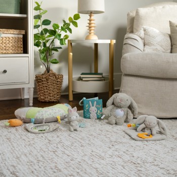 INGENUITY Hračka maznáčik s hryzačkou zajačik Cozy Sylvi™ 0m+