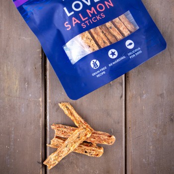 FISH4DOGS Maškrty pre psov LOVE s lososom - tyčinky 85 g