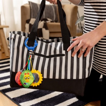 BABY EINSTEIN Hračka senzorická na C krúžku Touch of Nature™ 0m+