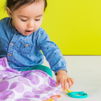 BRIGHT STARTS Maznacia dečka na C krúžku Little Taggies fialové bodky 0m+