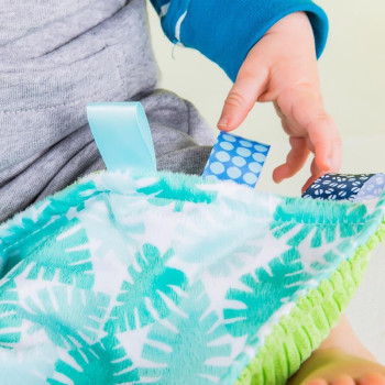 BRIGHT STARTS Maznacia dečka na C krúžku Little Taggies palmy 0m+