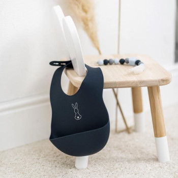 NATTOU Podbradník silikónový so zapínaním tmavomodrý bez BPA