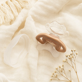 BABYONO Hryzačka silikónová bez BPA v tvare cumlíka s krytom béžová 3m+