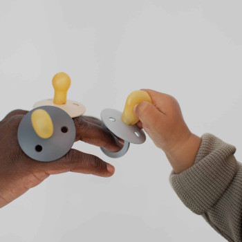 BIBS Colour symetrické cumlíky z prírodného kaučuku 2 ks - veľkosť 2 Sage Nočný / Cloud Nočný