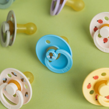 BIBS STUDIO Colour Ladybug cumlíky z prírodného kaučuku 2ks – veľkosť 2 Sage Mix