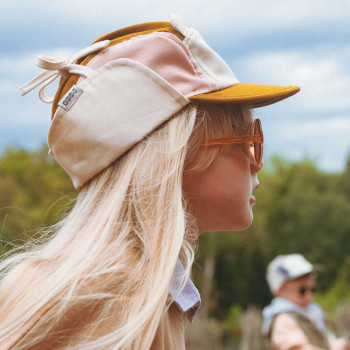 KiETLA OURS‘ON šiltovka s UV ochranou a ochranou krku 48-52 cm Natural