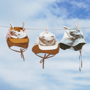 KiETLA OURS‘ON šiltovka s UV ochranou a ochranou krku 44-48 cm Natural