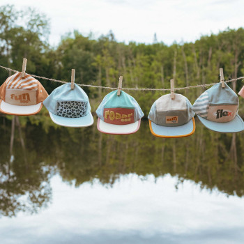 KiETLA Striped šiltovka s UV ochranou 48-52 cm Sand Stripe