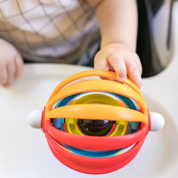 BABY EINSTEIN Hračka aktívna s&nbsp;prísavkou Sticky Spinner™ 3m+