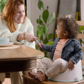 INGENUITY Jedálenská stolička na stoličku My Spot™ Grey 6m+, do 15kg