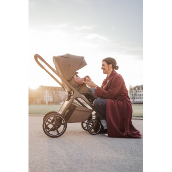 EASYWALKER Kočík kombinovaný Zoey Chestnut Brown + CBX By CYBEX Aton B2 i-Size + základňa