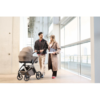 EASYWALKER Kočík kombinovaný Zoey Chestnut Brown + CBX By CYBEX Aton B2 i-Size + základňa