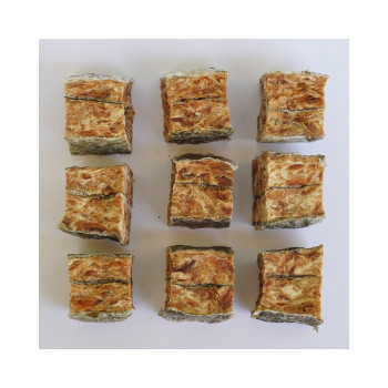 FISH4DOGS Maškrty pre psov LOVE s lososom - kocky 85 g